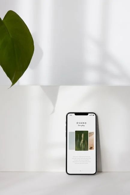 gallery-1 Vue rapprochée de mains utilisant un site de commerce en ligne sur l’écran d’un ordinateur portable, en intérieur.