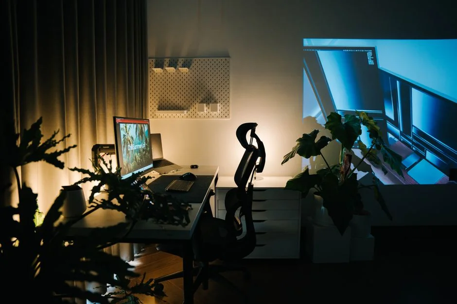 gallery-2 Portable computer showing a website featuring a selection of abstract photos, with favorites and a browser search engine marked by a magnifying glass symbol